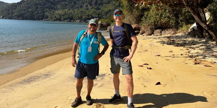 Claus und Führer am Strand der Ilha Grande