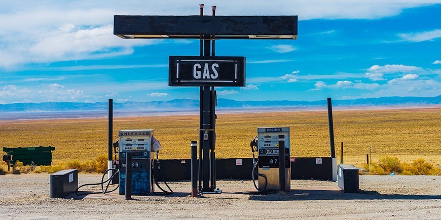 Alte Tankstelle an einer verlassenen Straße in den USA