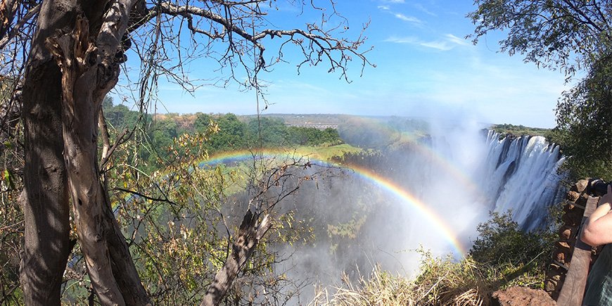 Regenbogen über den Victoriafällen in Sambia