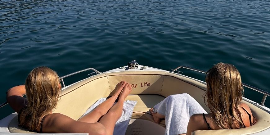 Zwei Frauen entspannen sich auf einem Boot auf der Ilha Grande