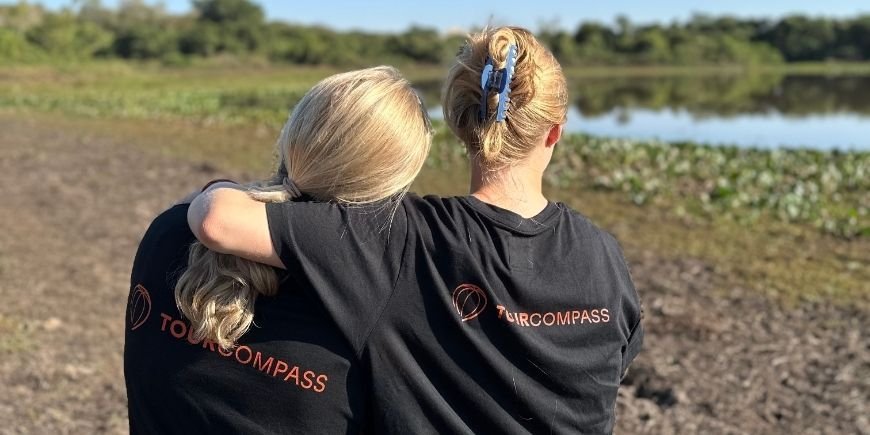 Zwei Frauen umarmen sich im Pantanal in Brasilien