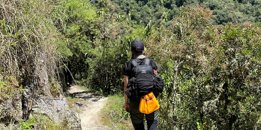 Frau wandert auf dem Inka-Pfad in Peru