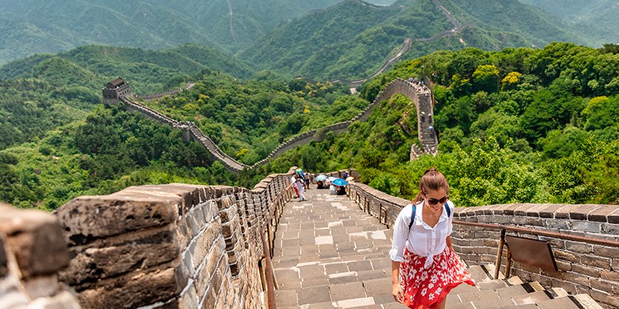 Frau beim Spaziergang auf der Chinesischen Mauer in Peking, China