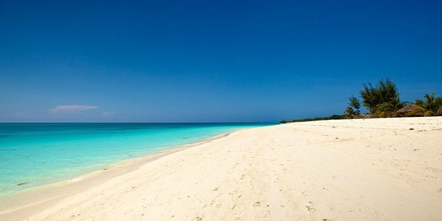 Wolkenloser Tag am Strand von Sansibar im Januar