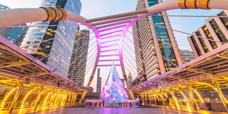 Weihnachtsdekoration auf dem Sky Train in Bangkok