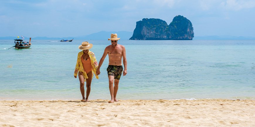 Pärchen beim Strandspaziergang auf der Insel Koh Ngai in Thailand