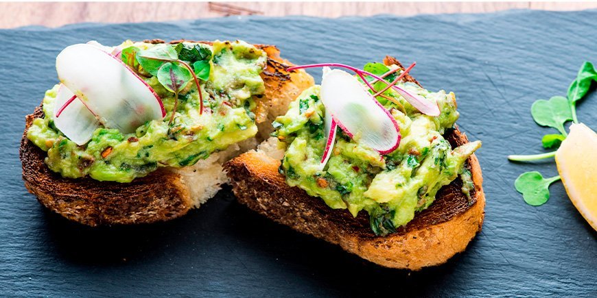 Avocado-Toast mit Belag