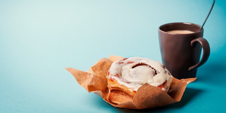 Zimtbrötchen mit Kaffee