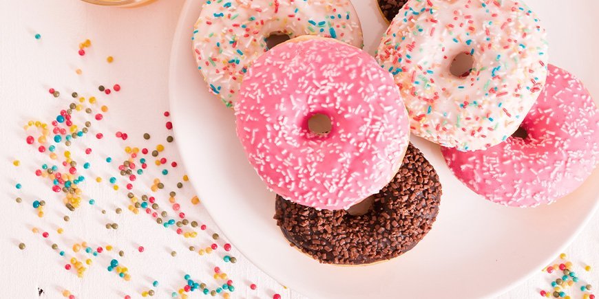 bunte Donuts auf einem Tablett