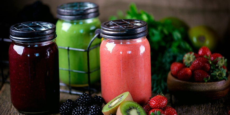 Frucht-Smoothie in verschiedenen Farben