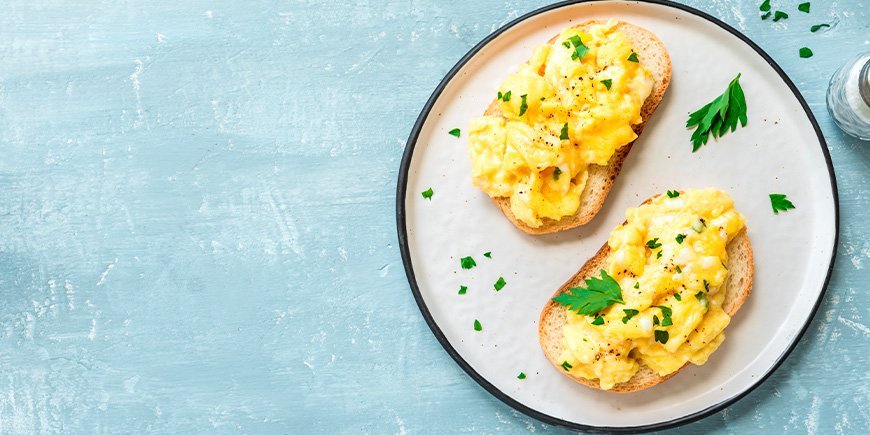 Rührei auf Toast