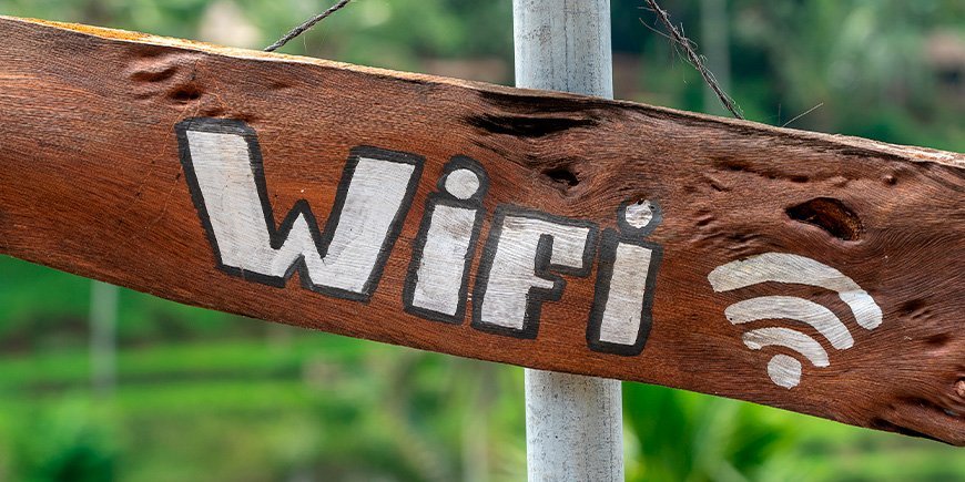 Wifi-Schild auf einem Stück Holz in Bali