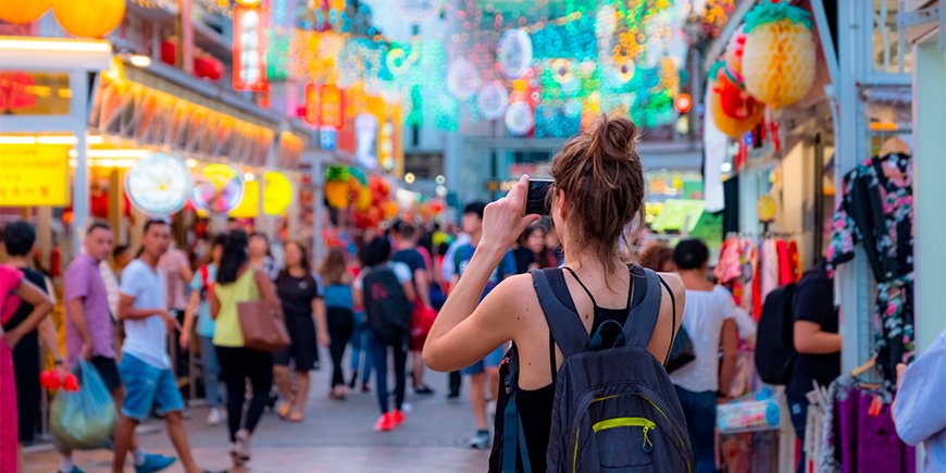 Fotografierende Frauen in Chinatown in Singapur