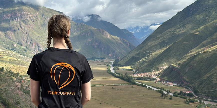 Frau mit TourCompass-T-Shirt bei der Erkundung von Cusco in Peru