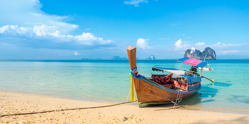 Longtailboot auf der Insel Koh Ngai in Thailand