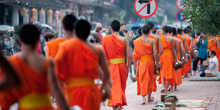 Mönche geben Almosen in Luang Prabang, Laos