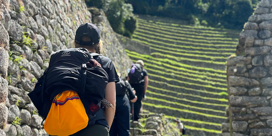 Frauen nähern sich Machu Picchu auf dem Inka-Pfad in Peru