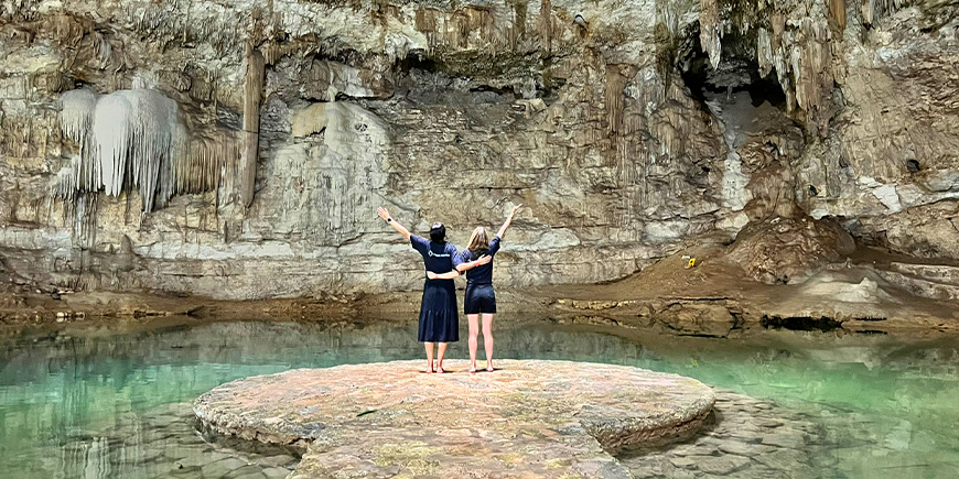 2 Frauen stehen in der Suytun-Cenote in Yucatán, Mexiko