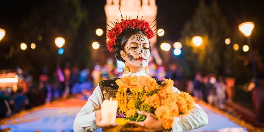 Für den Tag der Toten verkleidete Frau in Mexiko