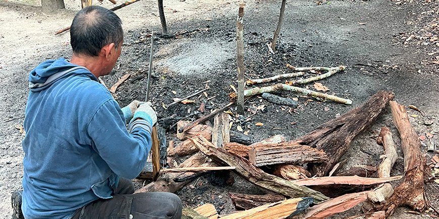 Mann macht Feuer im Dschungel